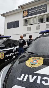 Padrasto é preso pela polícia suspeito de estuprar e engravidar enteada de 13 anos.