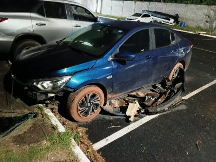 Pastor é levado como refém e bandidos batem carro na fuga.