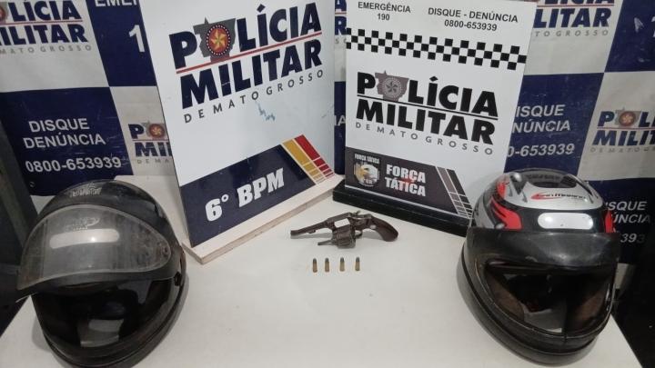 Polícia Militar prende dois suspeitos e apreende arma após roubo.