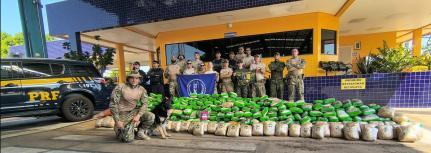 PRF prende casal com meia tonelada de drogas em caminhão de mudança.