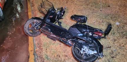 Três adolescentes ficam feridos em acidente entre carro, moto elétrica e patinete.