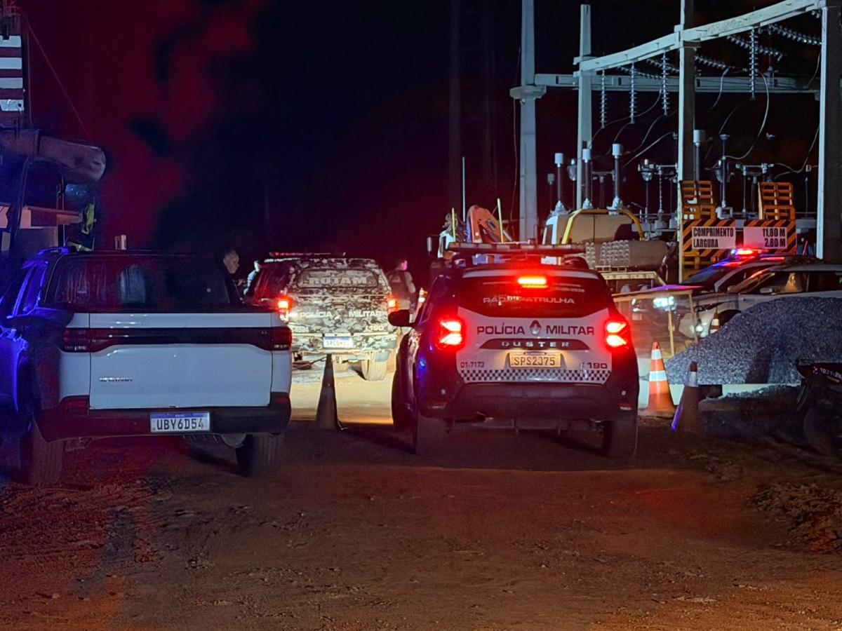 Trio invade obra, segurança reage, é baleado, mas mata um dos suspeitos.