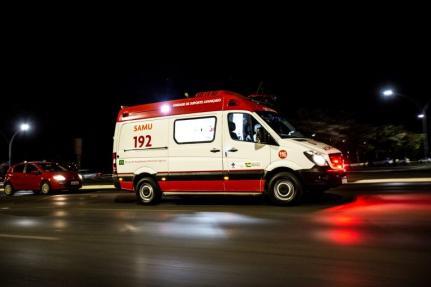 Universitário de 33 anos bate moto contra árvore e morre.