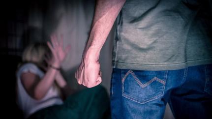 ‘Valentão’ é flagrado pela PM espancando a companheira e acaba preso.
