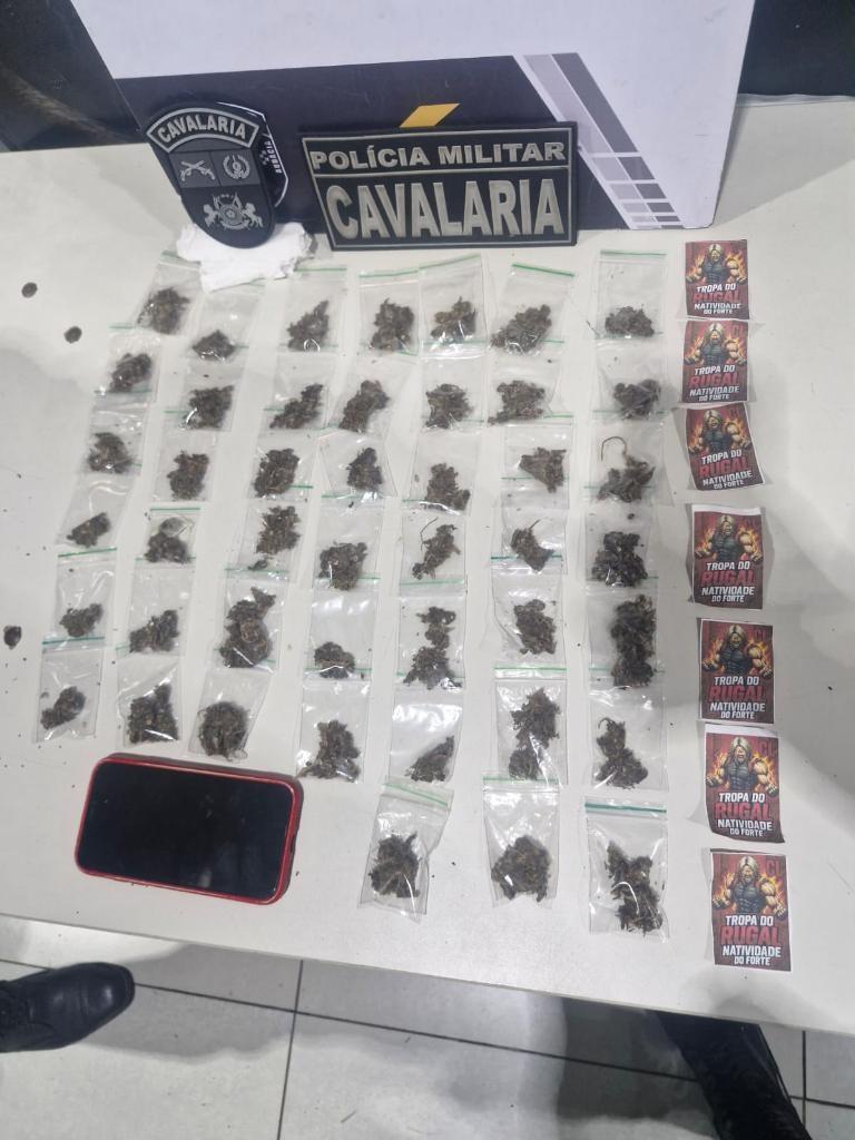 Cavalaria da PM apreende adolescente com diversas porções de maconha após perseguição policial.