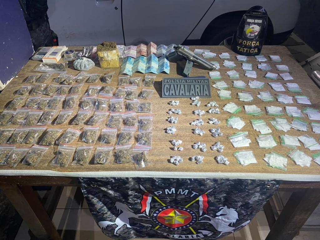 Cavalaria da Polícia Militar apreende mais de 300 porções de drogas e prende dupla.