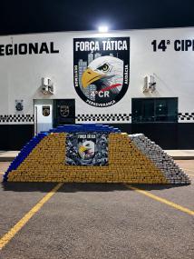 Força Tática apreende 1,3 tonelada de maconha; traficante foge.