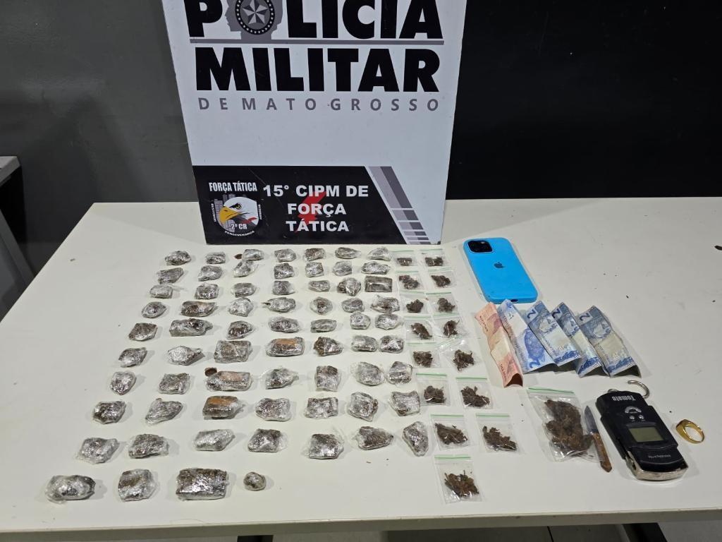 Força Tática apreende mais de 80 porções de maconha e prende dois homens por tráfico.