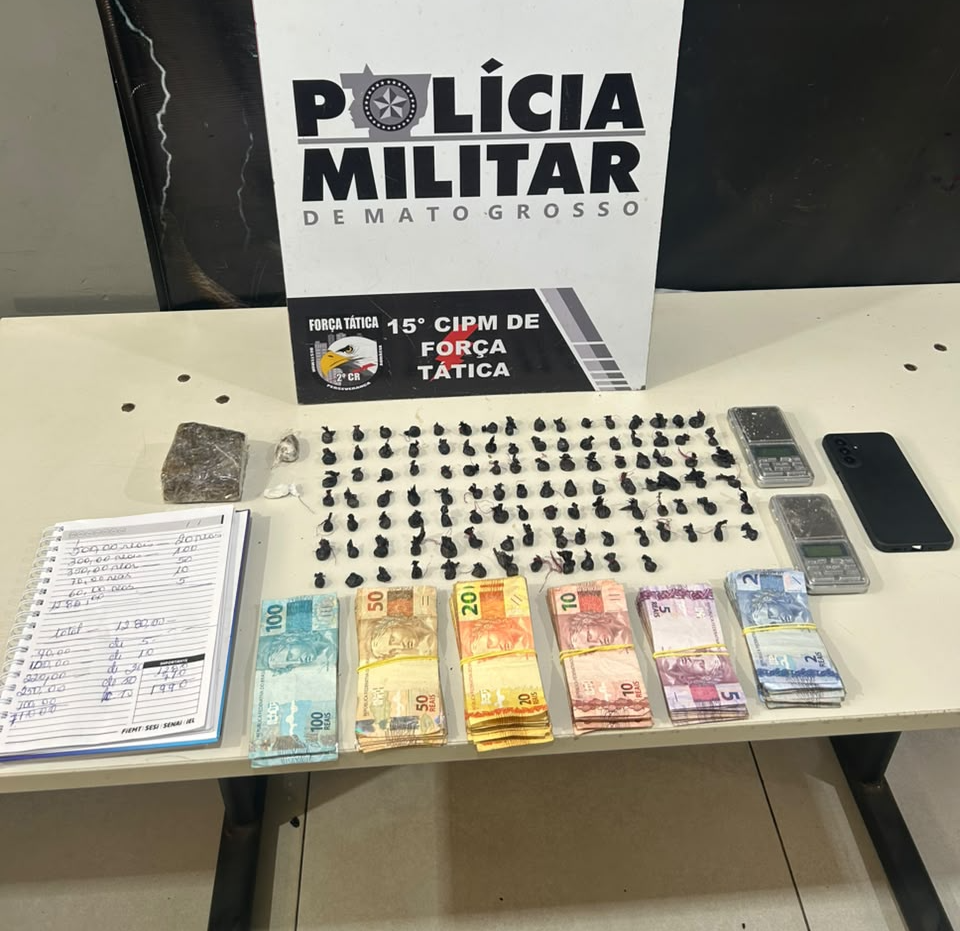 Força Tática apreende mais de cem porções de drogas e prende homem por tráfico de drogas.
