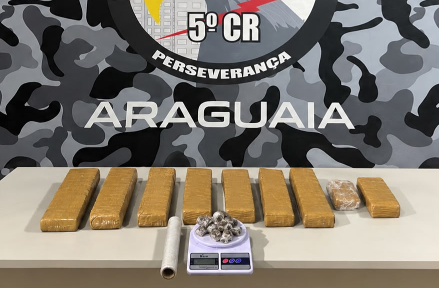 Força Tática prende mulher e apreende dois adolescentes com tabletes de maconha.