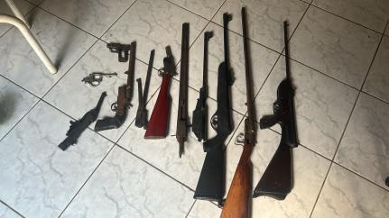 Homem é preso por fabricar e vender armas ilegais.