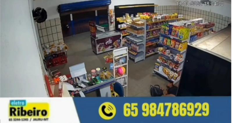 Homem mata mulher a facada dentro de mercado.