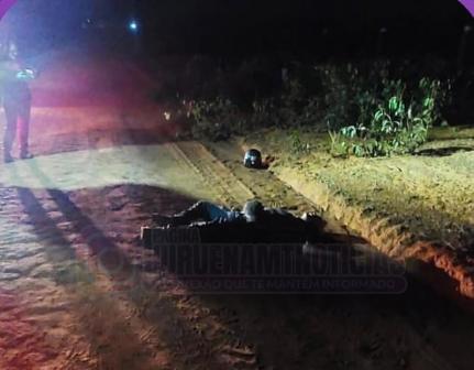 Idoso é achado morto com marcas de tiro na cabeça.
