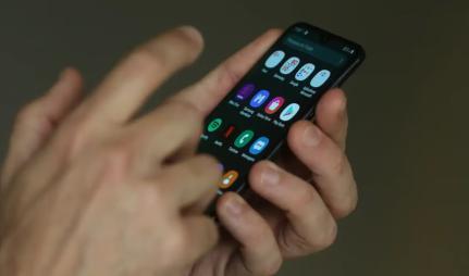 Passageiro esquece celular, motorista acha, flagra pornografia infantil e aciona a PM.