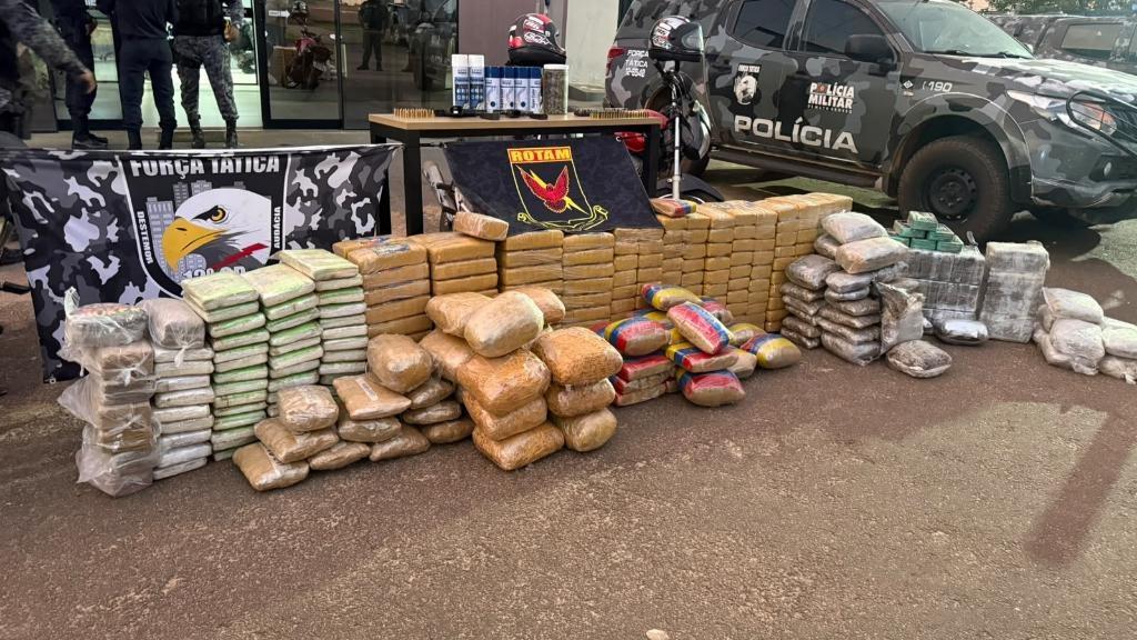 PM apreende 385 tabletes de drogas, causa prejuízo de mais de R$ 2 milhões às facções criminosas e prende suspeitos.