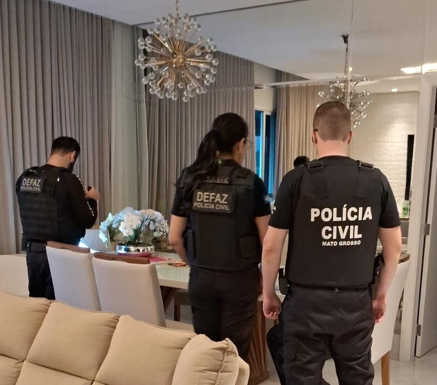 Polícia Civil cumpre 26 ordens judiciais contra grupo criminoso envolvido com tráfico e lavagem de capitais.