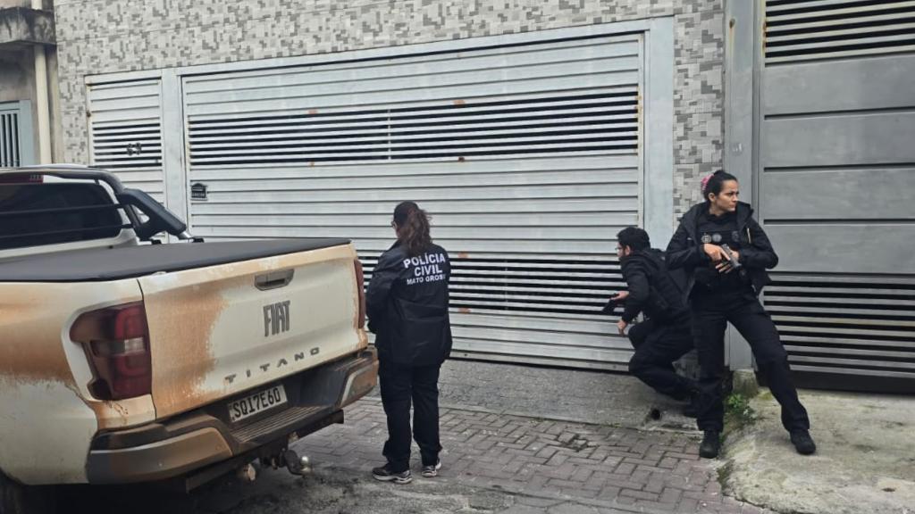 Polícia Civil cumpre mandados em SP contra investigado por divulgar fotos íntimas de vítima de MT.