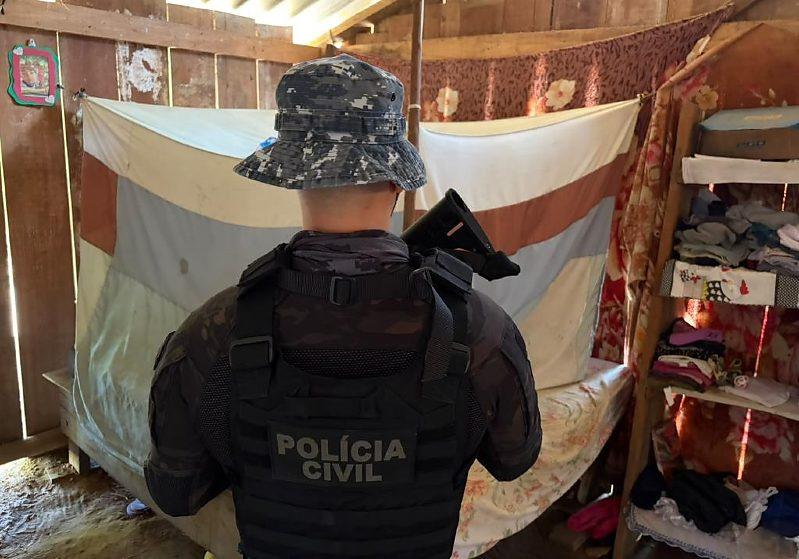Polícia investiga rede de aliciamento de menores e cumpre mandados em Comodoro.