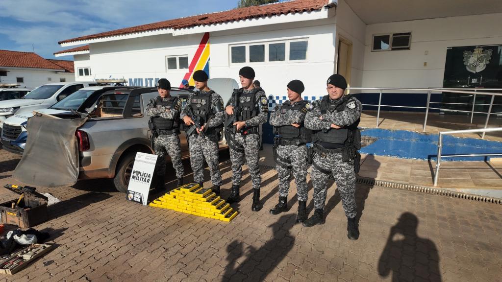 Polícia Militar apreende 45 quilos de substância análoga à cocaína.