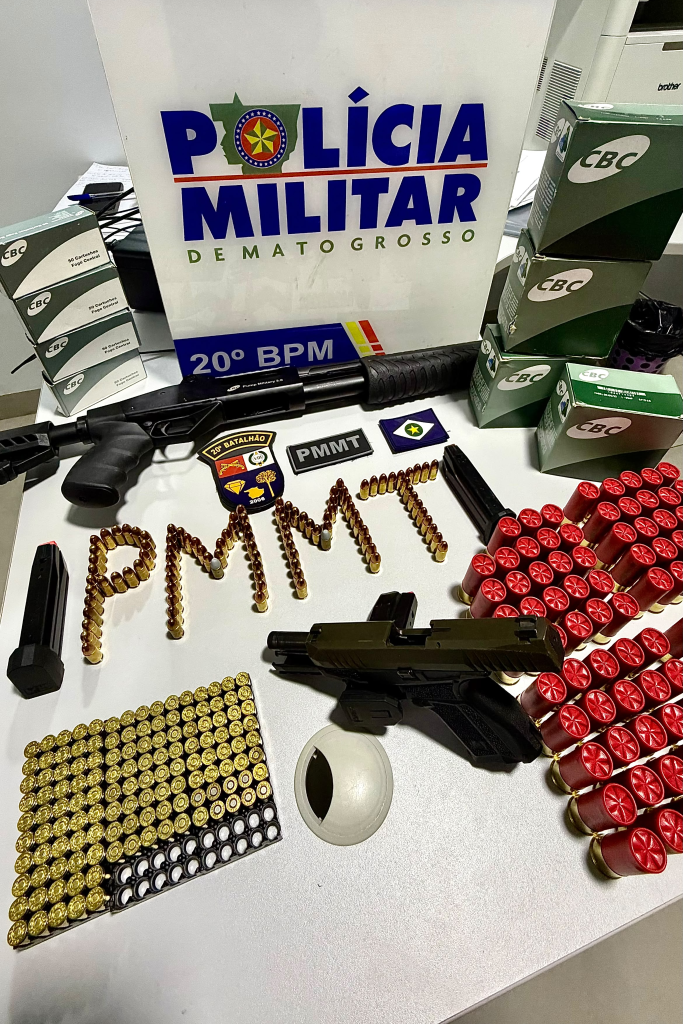 Polícia Militar apreende armas e mais de 300 munições após denúncia de violência doméstica.