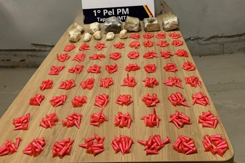 Polícia Militar apreende dois adolescentes faccionados e mais de 600 porções de drogas.