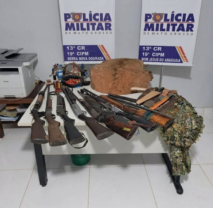 Polícia Militar apreende oito armas de fogo, munições e prende dois homens por porte ilegal.