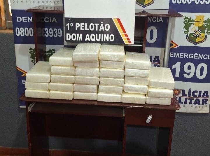 Polícia Militar apreende vinte e oito tabletes de cocaína e prende dupla em flagrante.