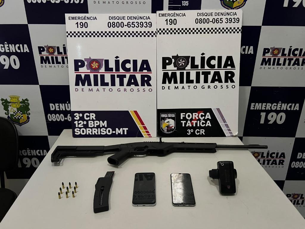 Polícia Militar prende dupla e recupera veículos e arma roubados de residência.