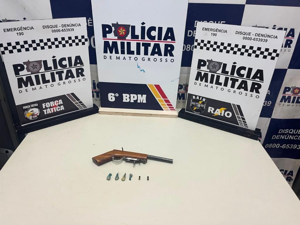 Polícia Militar prende homem com arma artesanal e porções de pasta base de cocaína em Cáceres.