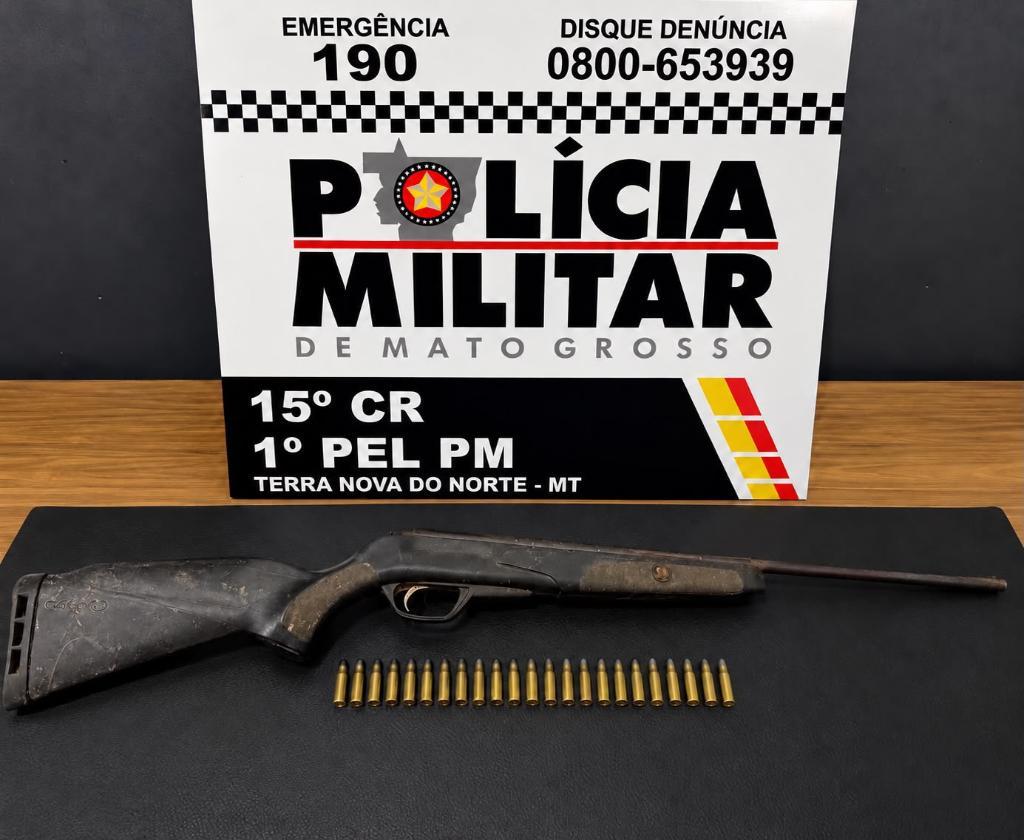 Polícia Militar prende homem por violência doméstica e apreende arma de fogo em residência.
