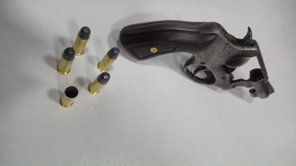 Polícia Militar prende homem que atirou contra filha adolescente.