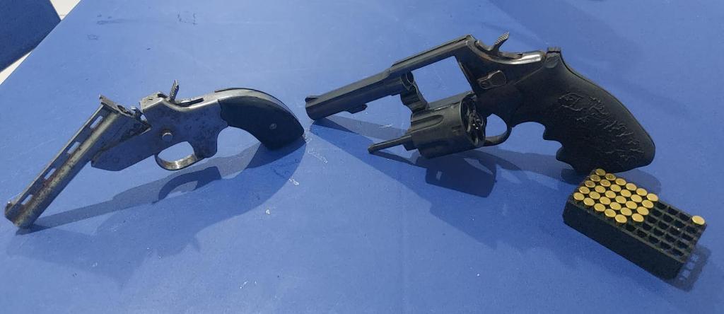 Polícia Militar prende idoso com duas armas de fogo.