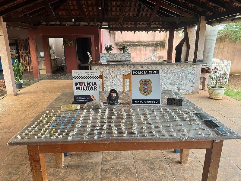 Polícias Civil e Militar prendem dois jovens e apreendem drogas em São José dos Quatro Marcos.