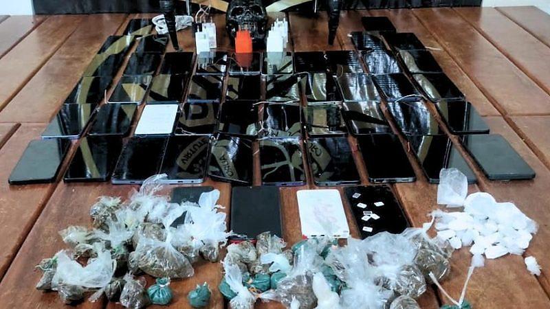 Revista apreende 47 celulares e drogas após entregas por drones em presídio de MT.