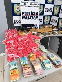 Rotam apreende 3,7 mil pinos de cocaína, maconha, arma e R$ 28 mil, dois presos.