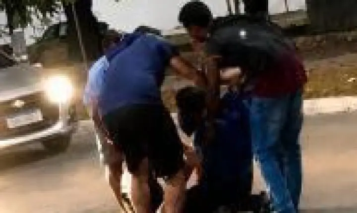 Adolescente é levada ao hospital após consumir bebida alcoólica em frente à escola.