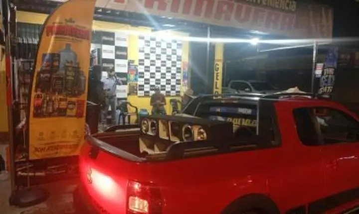 Após ser preso por som alto, homem ameaça e tenta agredir PMs.