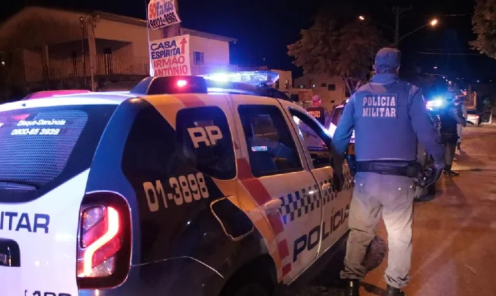 Briga entre colegas termina com homem esfaqueado.
