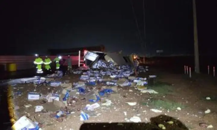 Carreta carregada com carne tomba e carga é saqueada na BR-163.