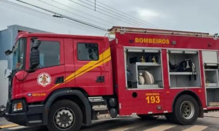 Carreta carregada com soja pega fogo e interdita faixa da BR-364.