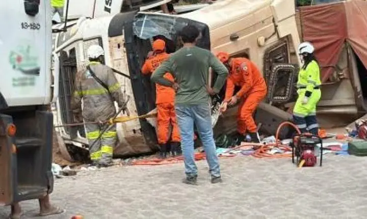 Carreta tomba e deixa 3 feridos em MT, condutor em estado grave.