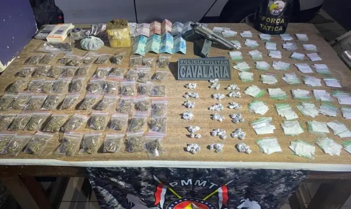 Cavalaria da Polícia Militar apreende mais de 300 porções de drogas e prende dupla.