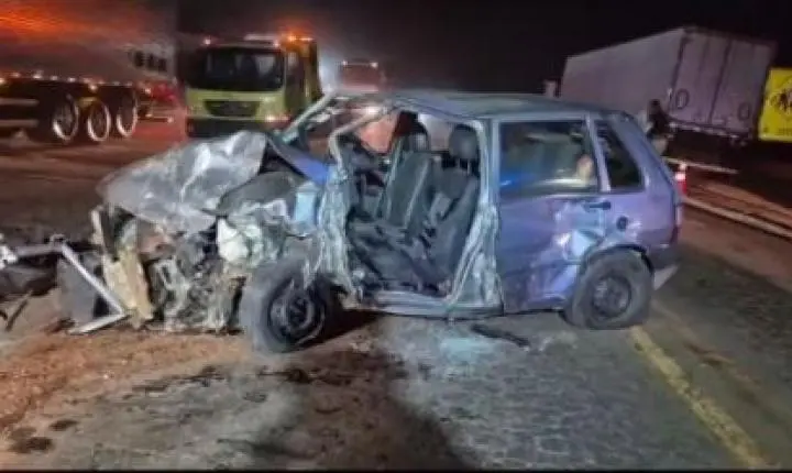 Colisão frontal entre carro e carreta deixa uma pessoa ferida na BR-070.