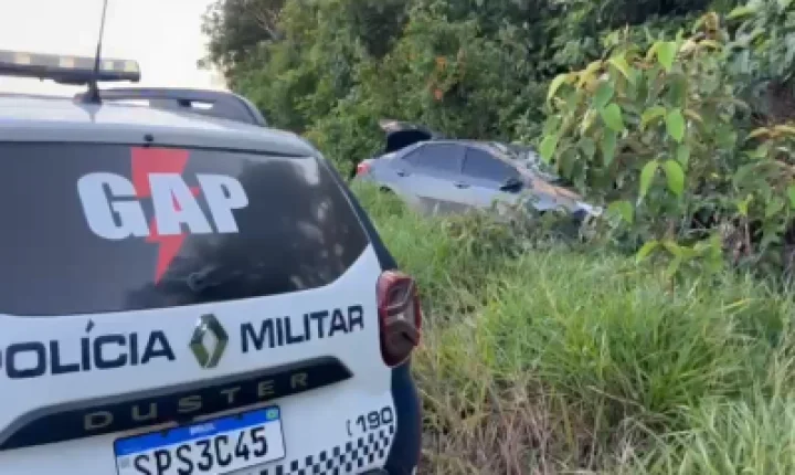 Corolla com manchas de sangue é achado abandonado em matagal; polícia investiga.