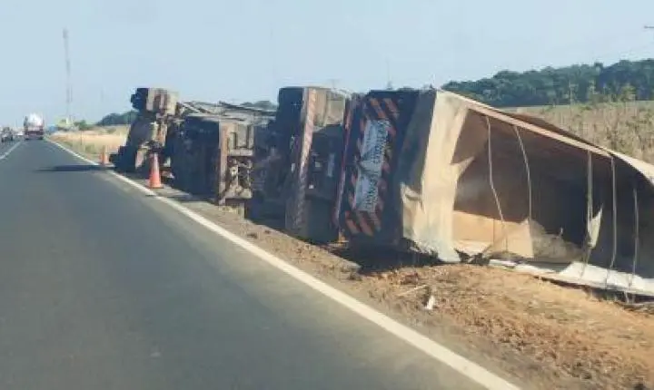 Duas carretas tombam no mesmo trecho da BR-163 em menos de 9 horas, sem feridos.