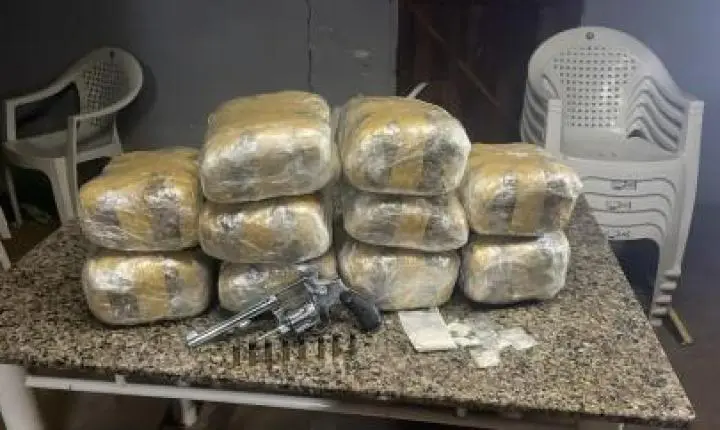 Dupla é presa com porções de drogas em bar em  Cáceres.