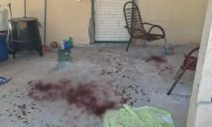 Dupla invade casa e tenta matar homem com golpes de facão, um deles é preso.
