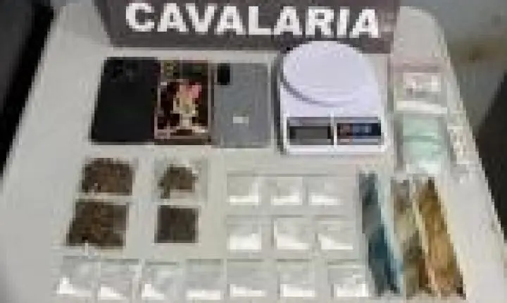 Faccionada no CV é presa vendendo droga em praça.