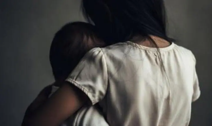 Homem ameaça matar família, espanca filha de 4 anos e é preso com espingardas.