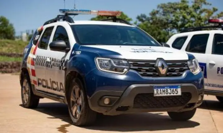 Homem ameaça vizinho de morte após discussão por carro.